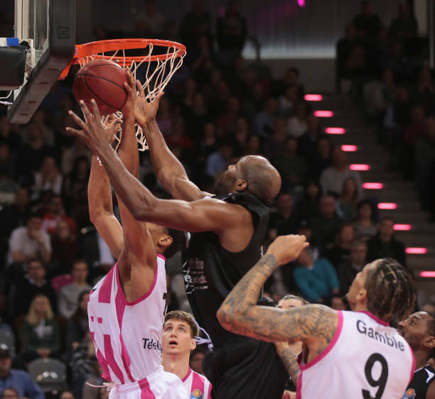 万英镑签下 万英镑签下