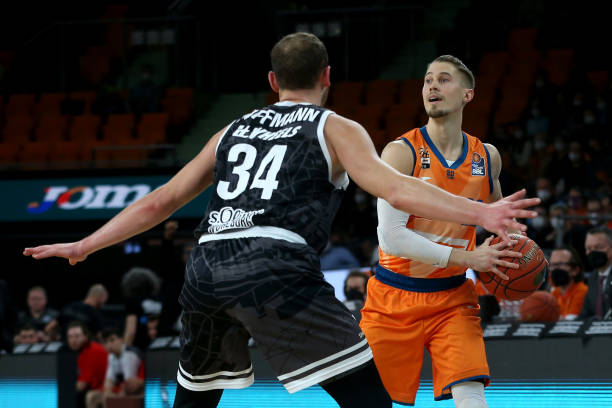 本赛季他共 本赛季他共